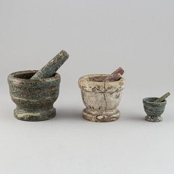 MORTLAR, 3 st, kolmårdsmarmor, med stötar, 1800-/1900-tal.
