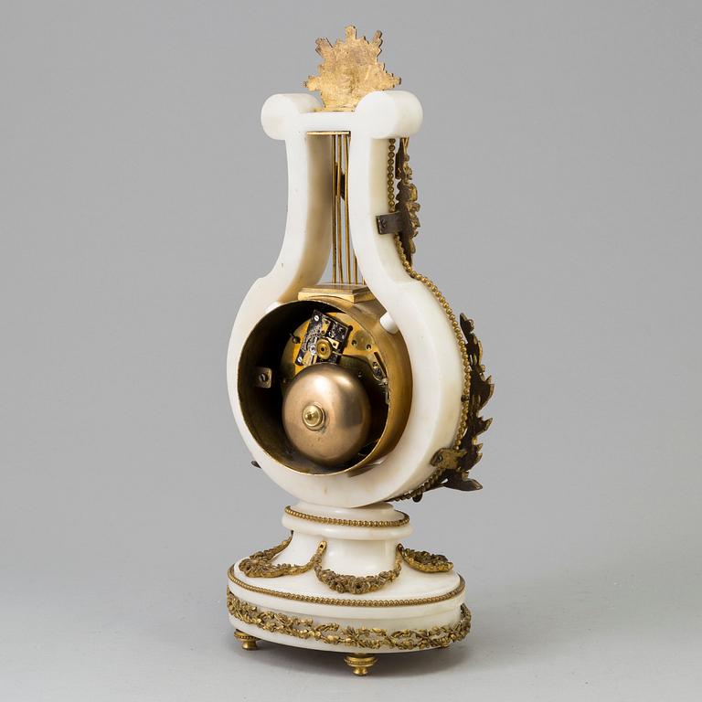 A FRENCH TABLE CLOCK, Louis XVI-style, first half of the 20th century.