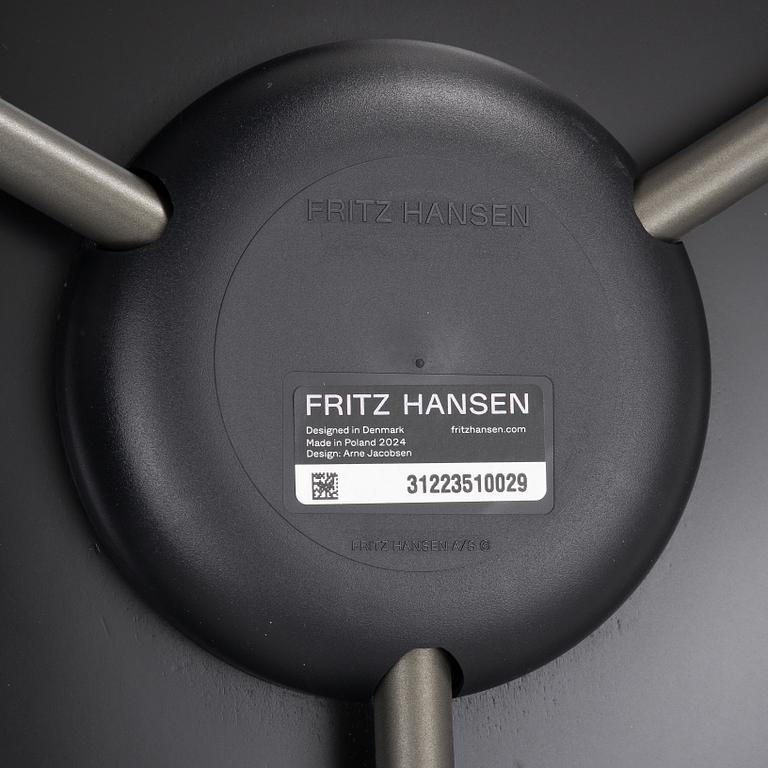 Arne Jacobsen, stolar, 4 st, "Myran", Fritz Hansen, Danmark, 1900-talets andra hälft resp 2024.