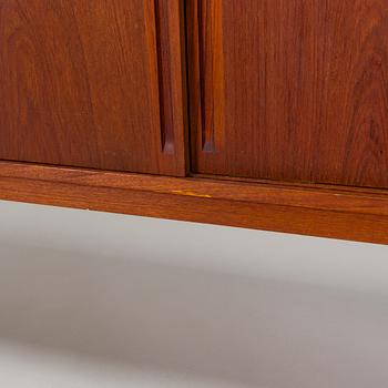 Carl Gustaf Hiort af Ornäs, A mid-20th century cupboard 'Näyttely- astiakaappi' for HMN Huonekalu Mikko Nupponen, Lahti,