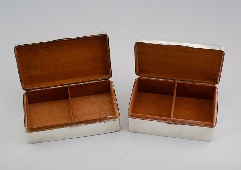 CIGARETTSKRIN, 2 st, silver, England, 1900-talets första hälft. Vikt med inredning ca 890 gram.