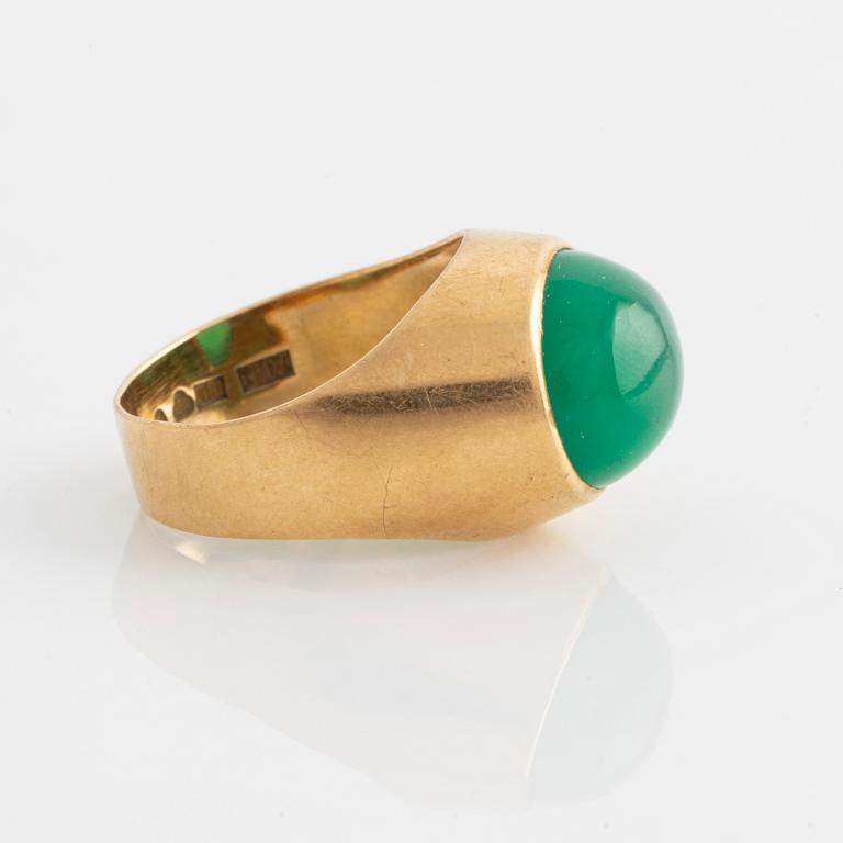 Ring, 18K guld med cabochonslipad grön agat.