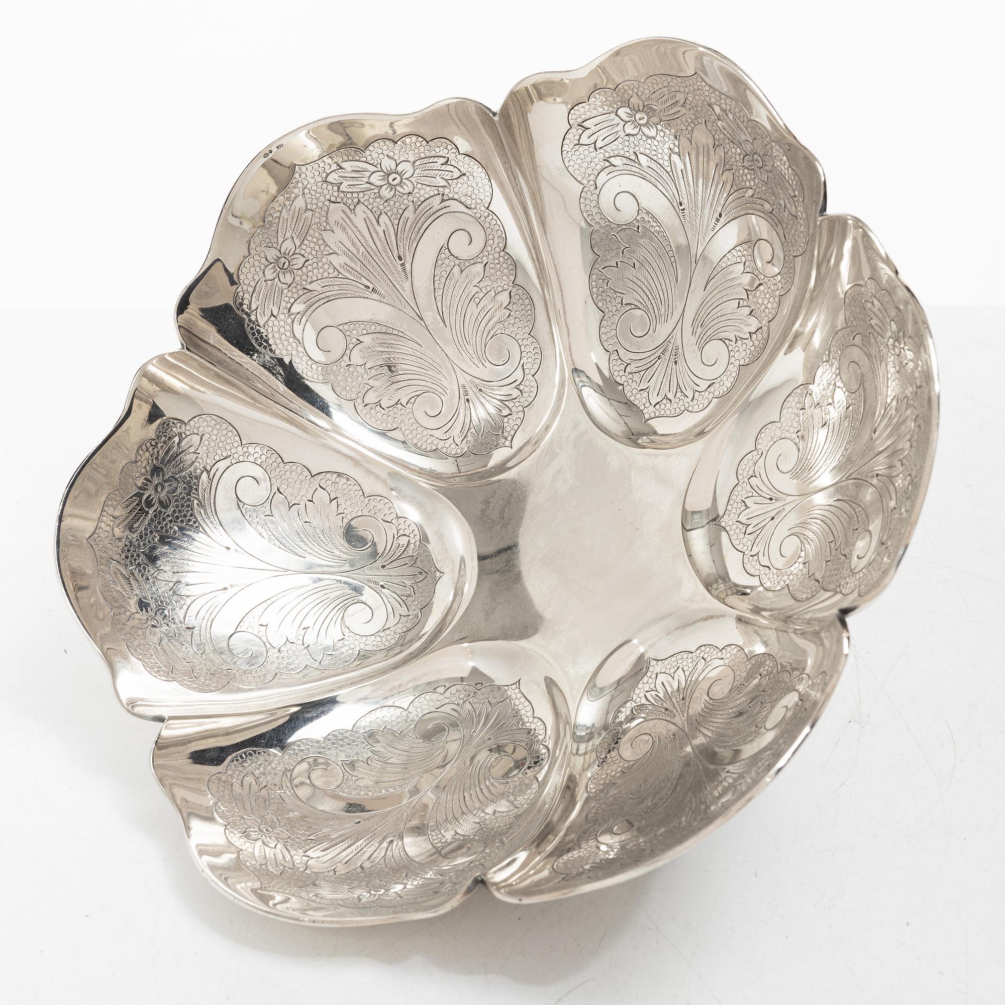 Bowl on feet, silver, 20th century.