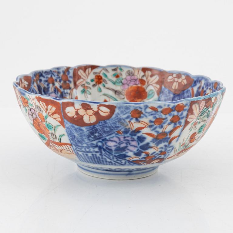 Seven pieces of Japanese Imari porcelain, around 1900 and early 20th century.