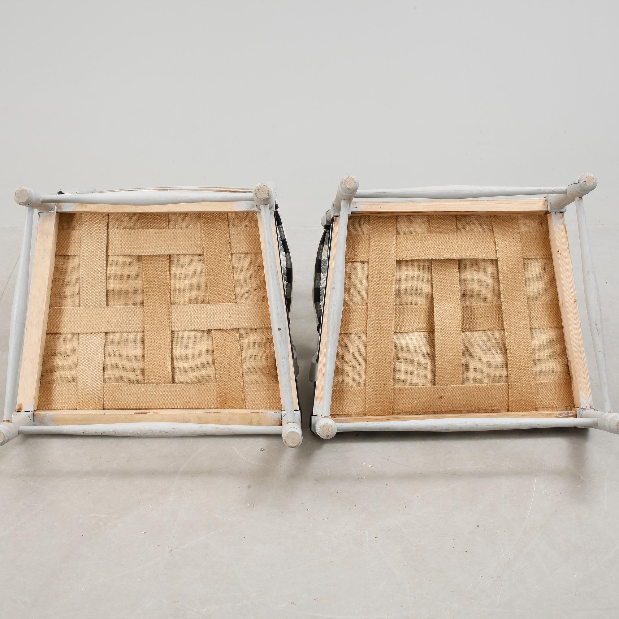 FÅTÖLJER, 2 st, S.k "Gripsholmsfåtöljer", 1700 resp tidigt 1900-tal.