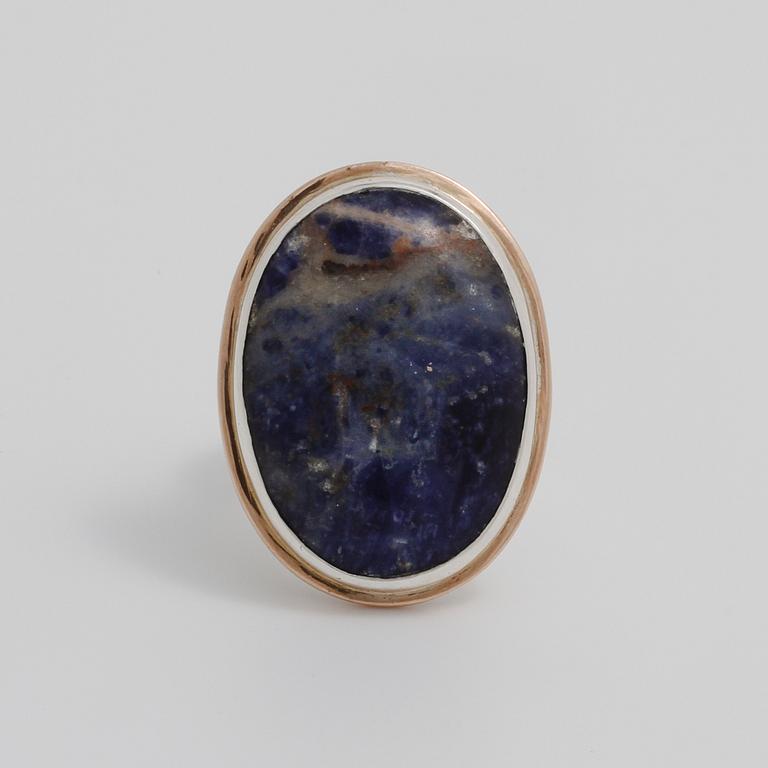 ANDERS HÖGBERG, Göteborg, 1973, a sodalite ring.