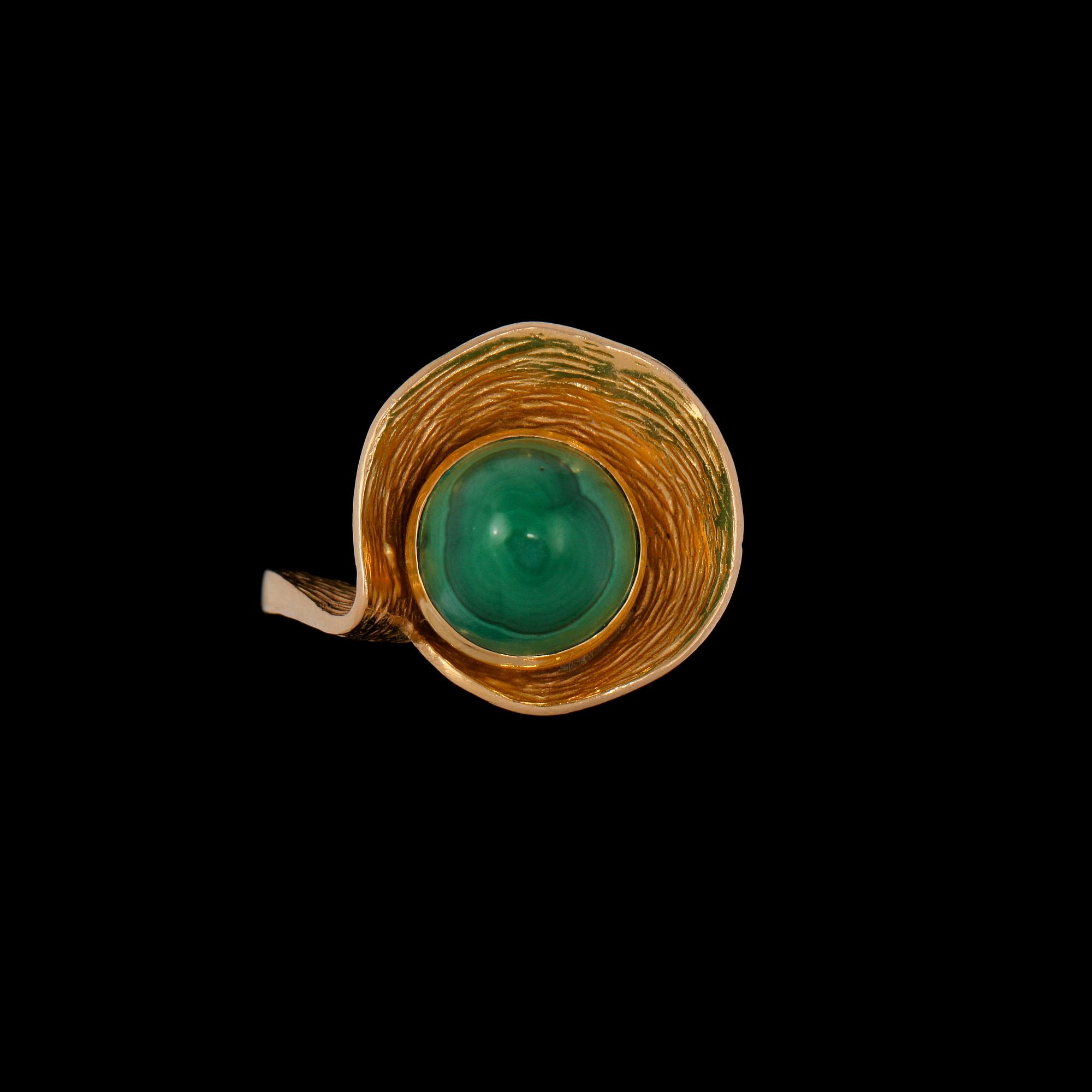 RING, 18k guld med cabochonslipad malakti, importstämplad. Vikt 8 g.