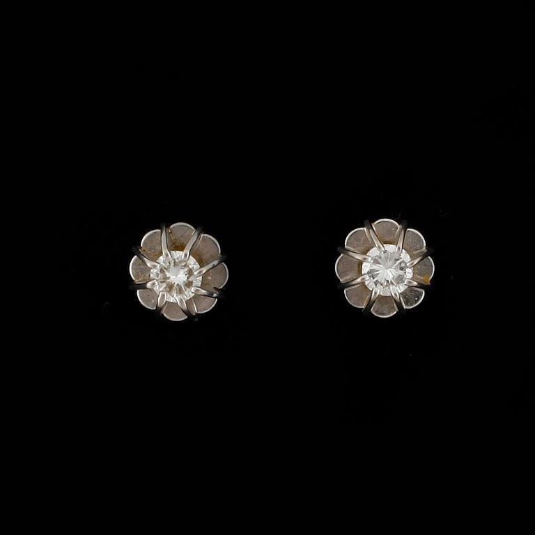ÖRHÄNGEN, 2 par, 18k guld, briljantslipade diamanter på tot ca 0,12 ct. Total vikt ca 5 g.