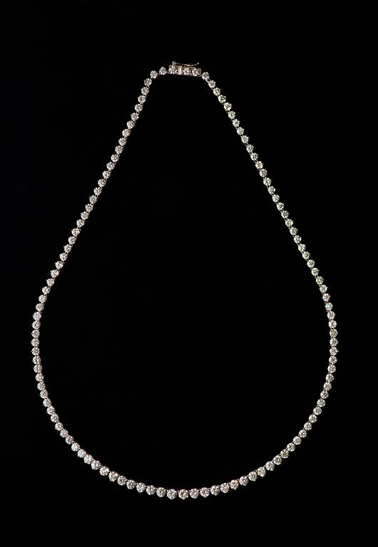 A brilliant cut diamond necklace, tot. 14.70 ct.