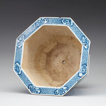 A blue and white flower pot, Qing dynasty, 18th Century.