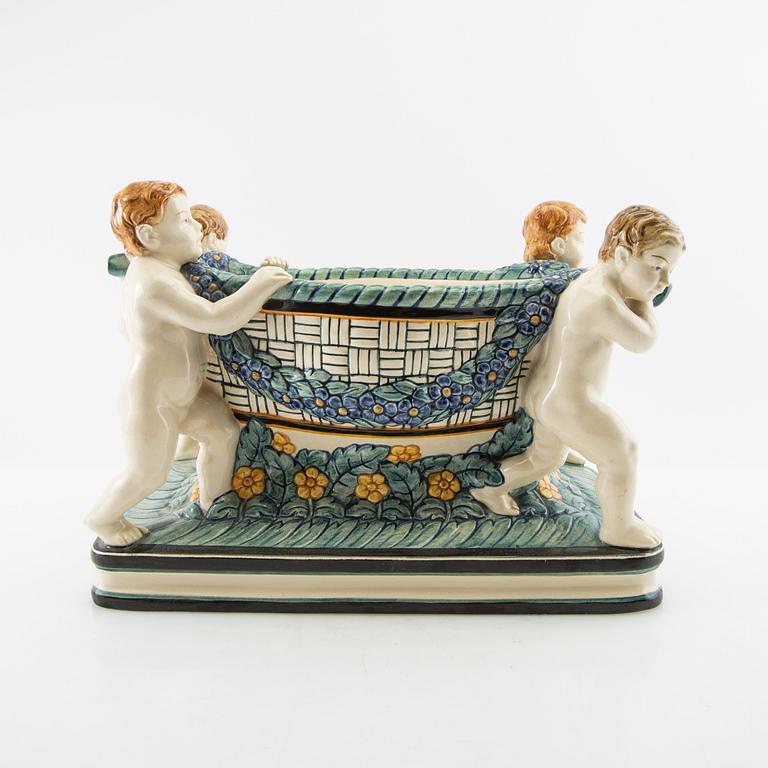 Wilhelm Süss jardinère för  Karslruhe Staatliche Majolika-Manufaktur AG 1900-talets första hälft.