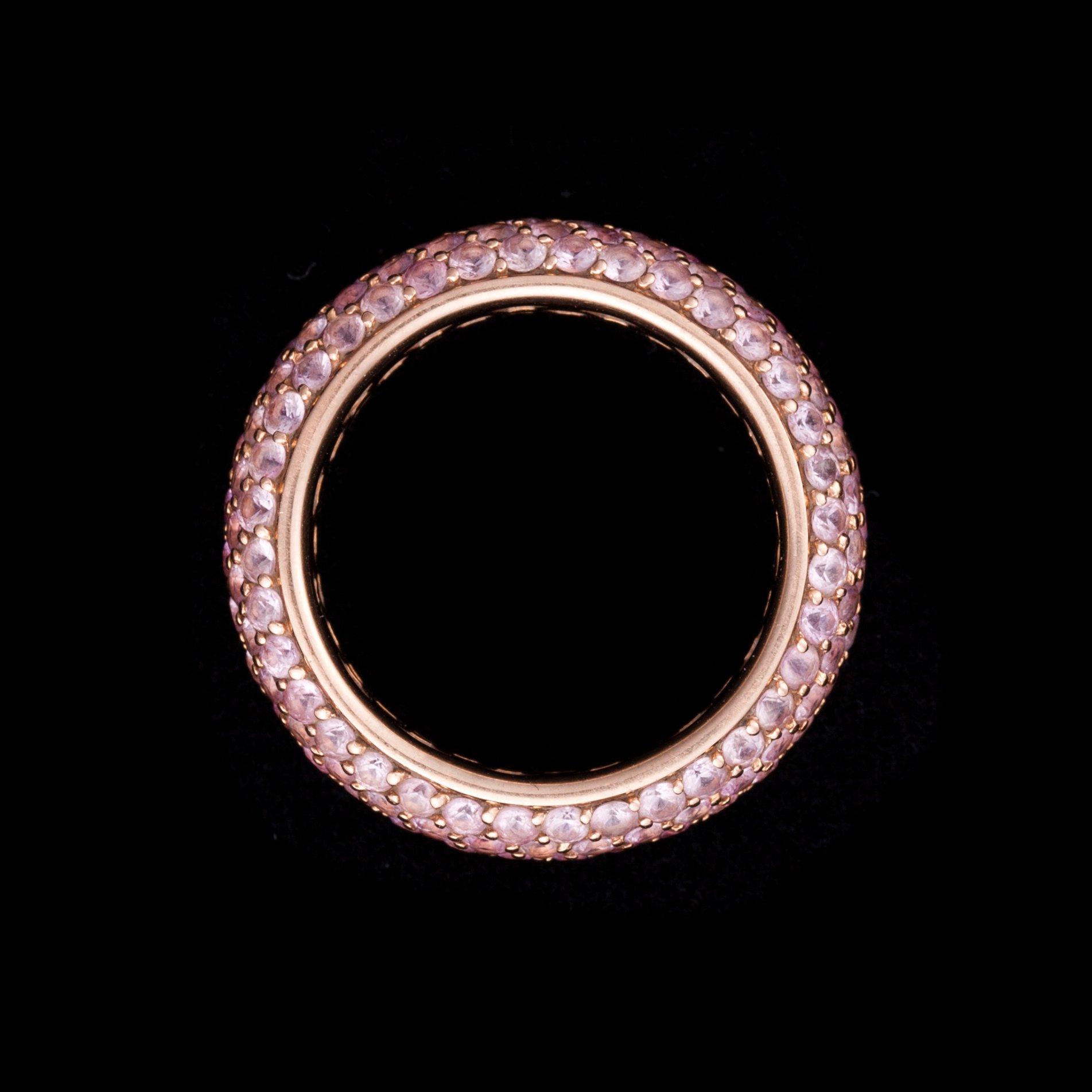 ALLIANSSISORMUS, 18K rosékultaa, vaaleanpunaisia safiireja. Paino n. 8,0 g.