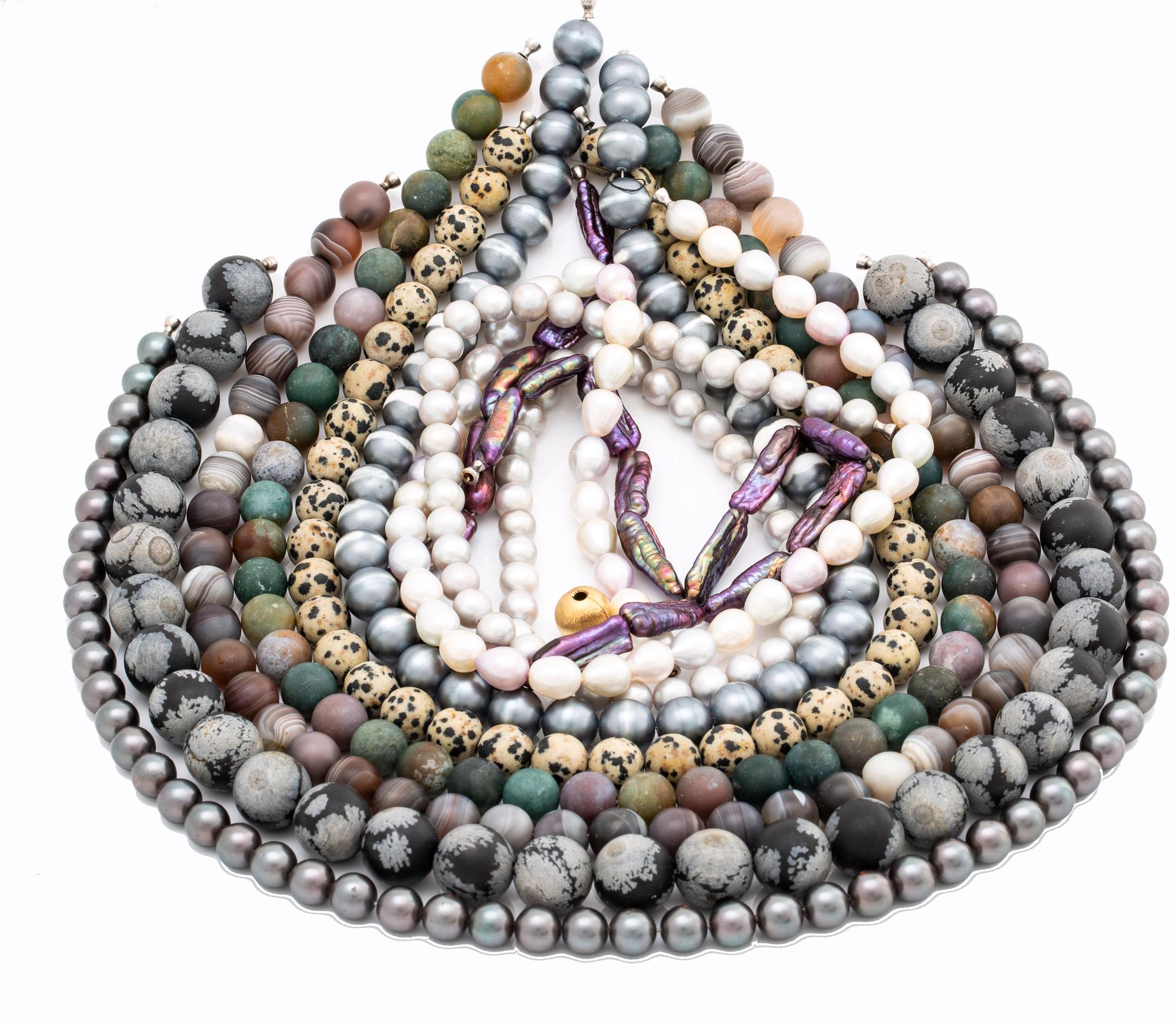 LYNGGAARD, 9 neclaces and clasp 18K gold, original cases, 1 case damaged, lengths approx 40-46 cm.