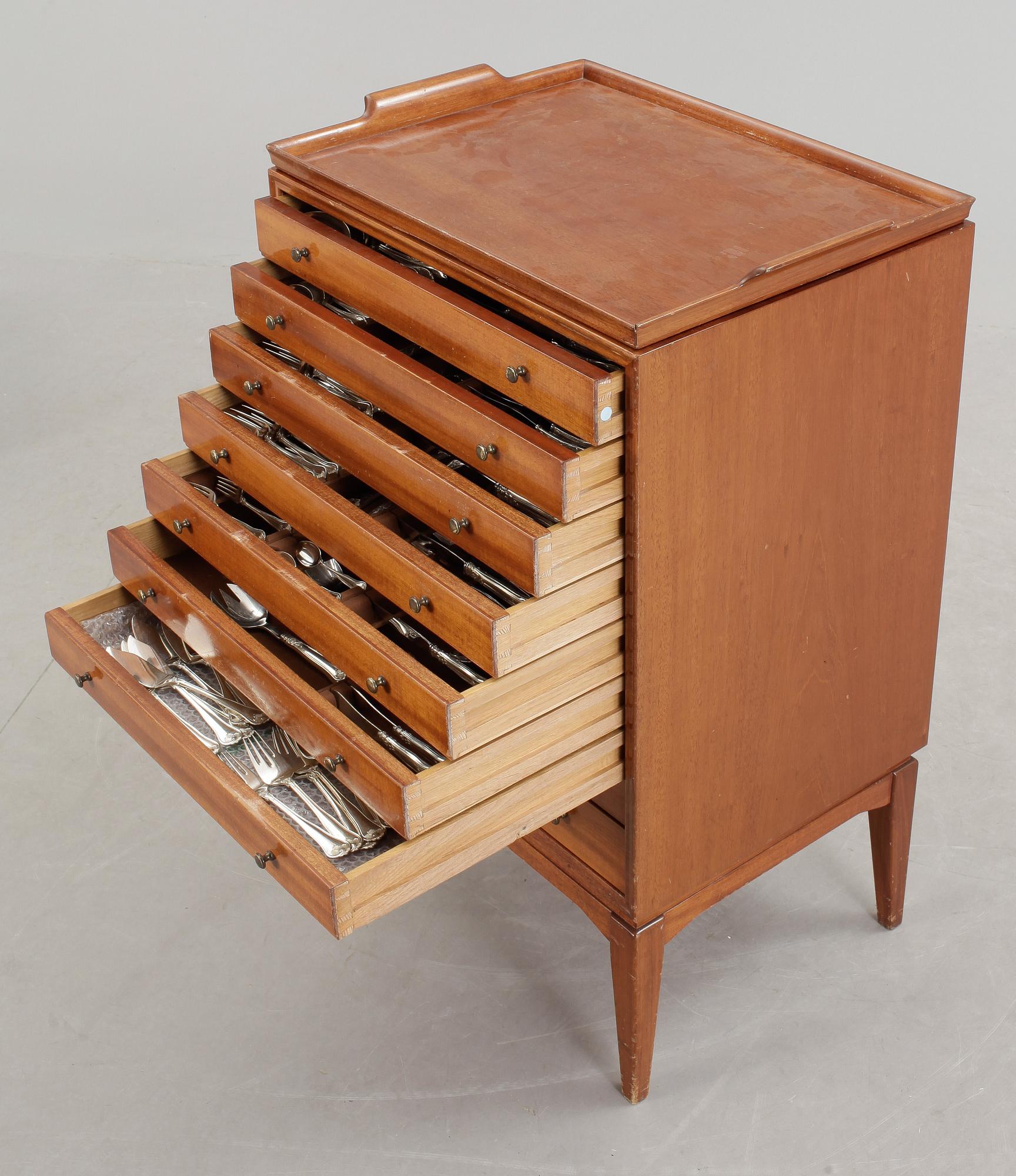 SCHATULL MED SILVERBESTICK, 158 + 3, bland annat JMJ, Göteborg, 1900-talets första hälft. Vikt ca 4576 gram.