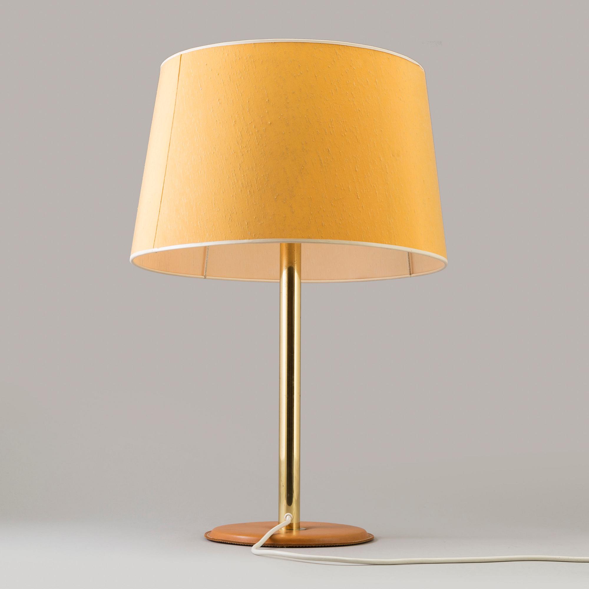 ATELJE LYKTAN, bordslampa, i mässing med läderklädd fot 1980-tal.