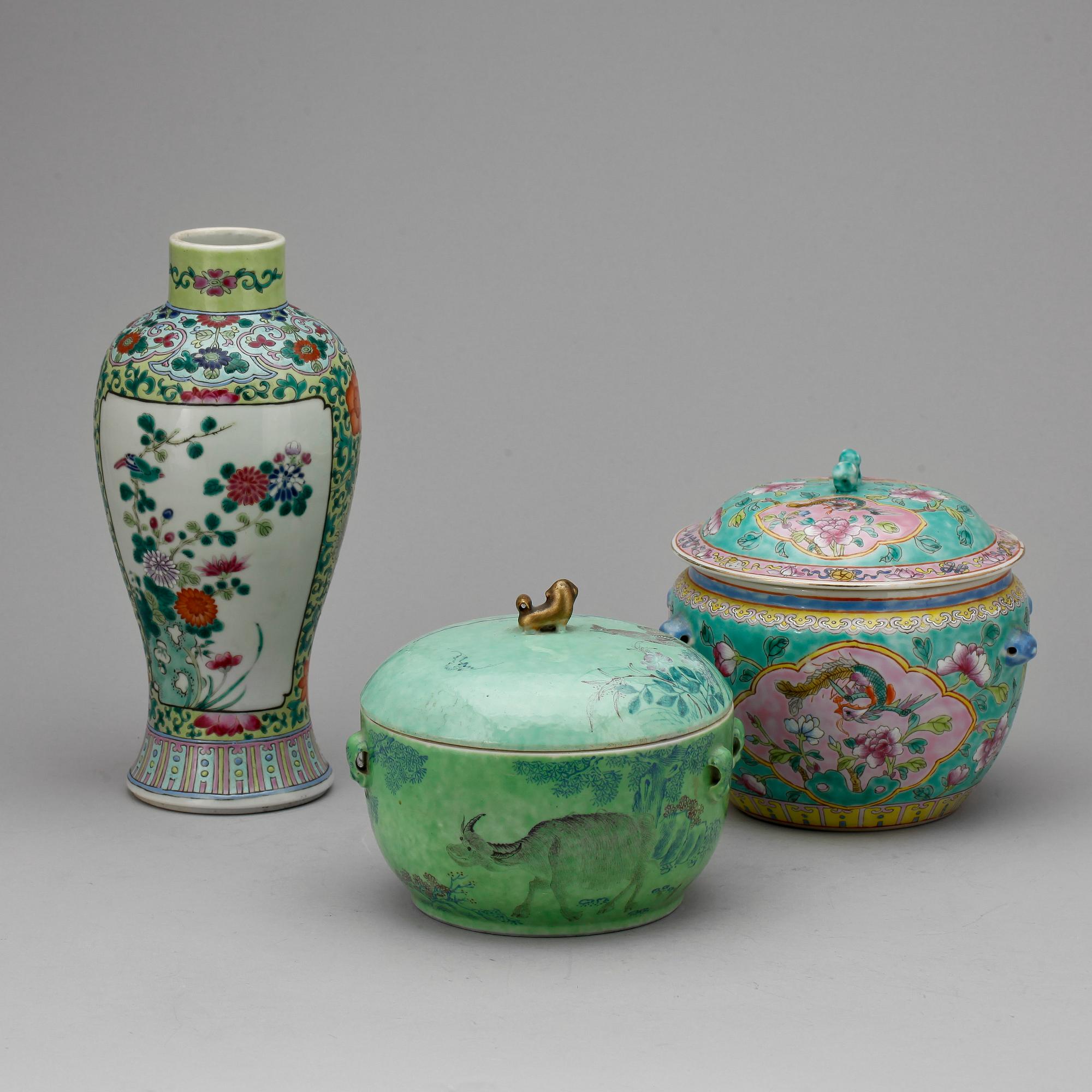 KAROTTER med LOCK, 2 st samt VAS, porslin, Kina, 1800-/1900-tal.