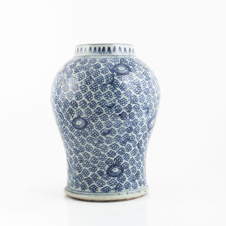 A blue and white vase, Qing dynasty, 19th century.