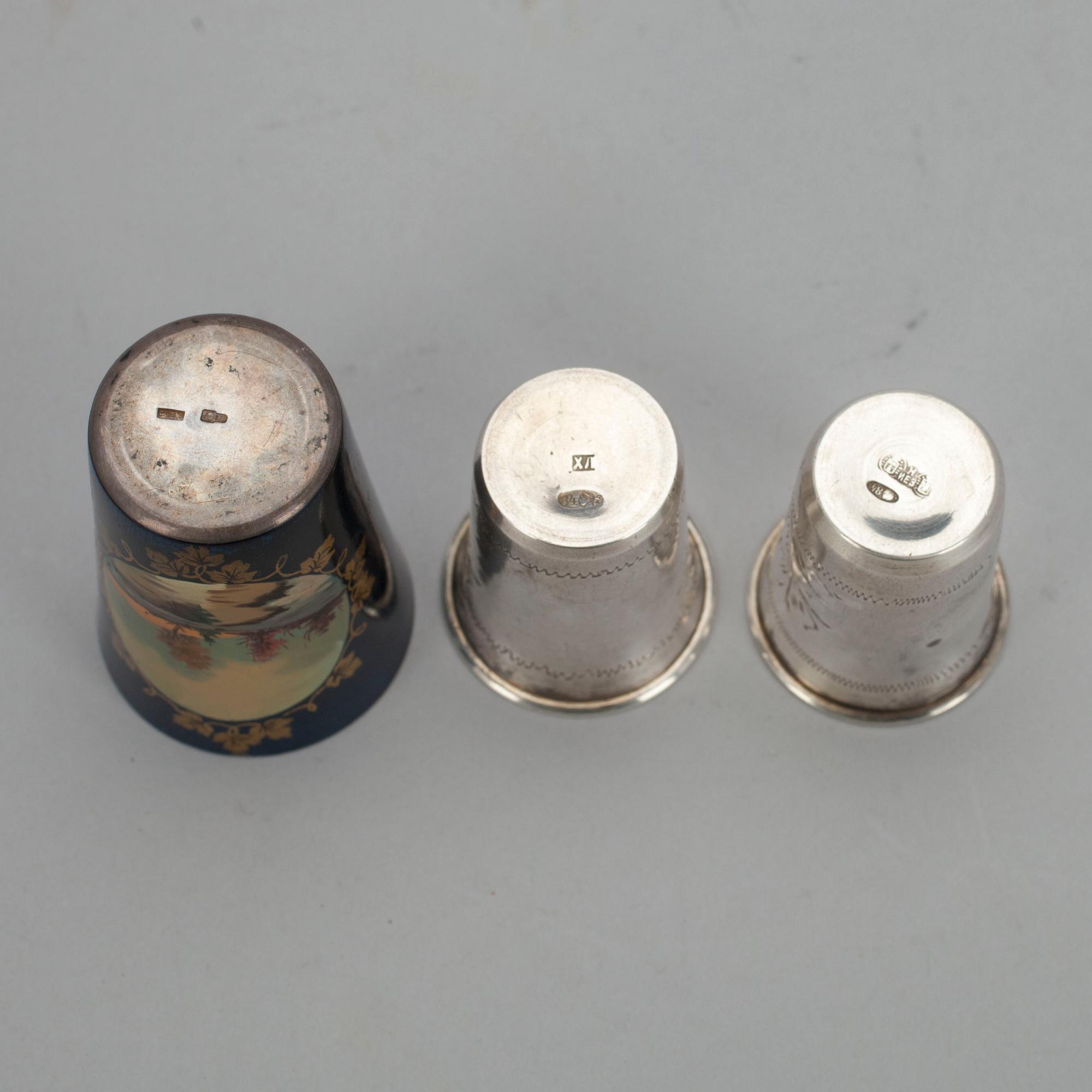 BÄGARE, 3 st, silver samt emalj, Ryssland 1899-1954. Tot. vikt 62,4 g.