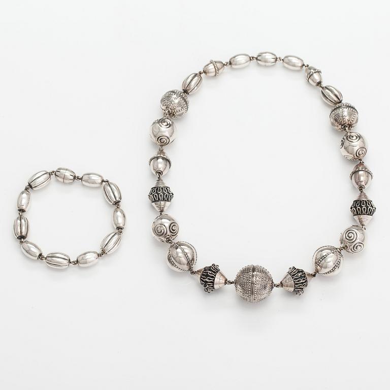 A sterling silver necklace and bracelet "Halikko necklace". Kalevala koru, Helsinki 1982.