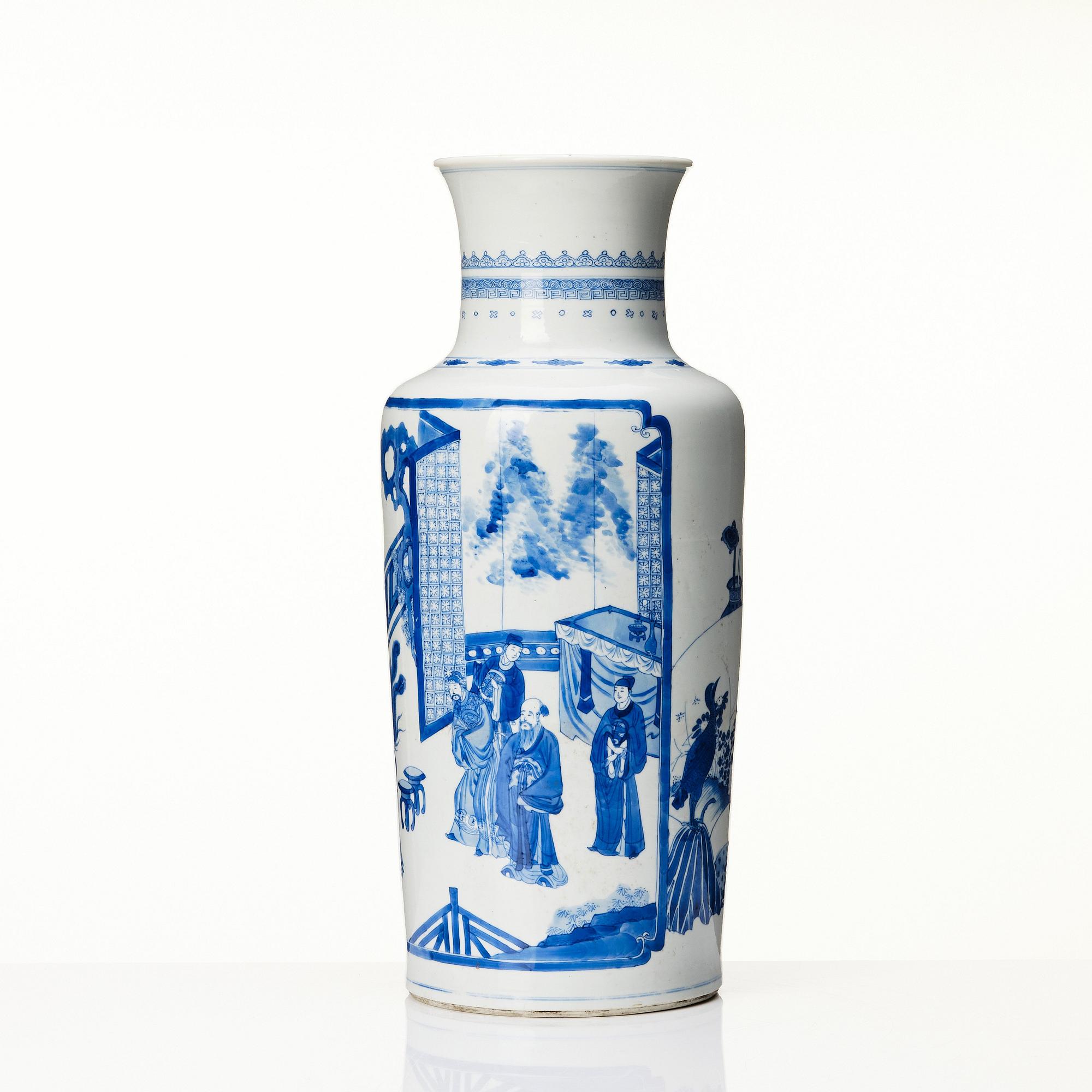 A Chinese blue and white vase, Qing dynasty, Kangxi (1662-1722).