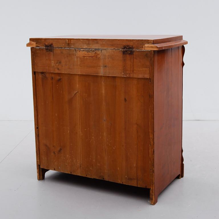 KOMMOD, omkring år 1900.