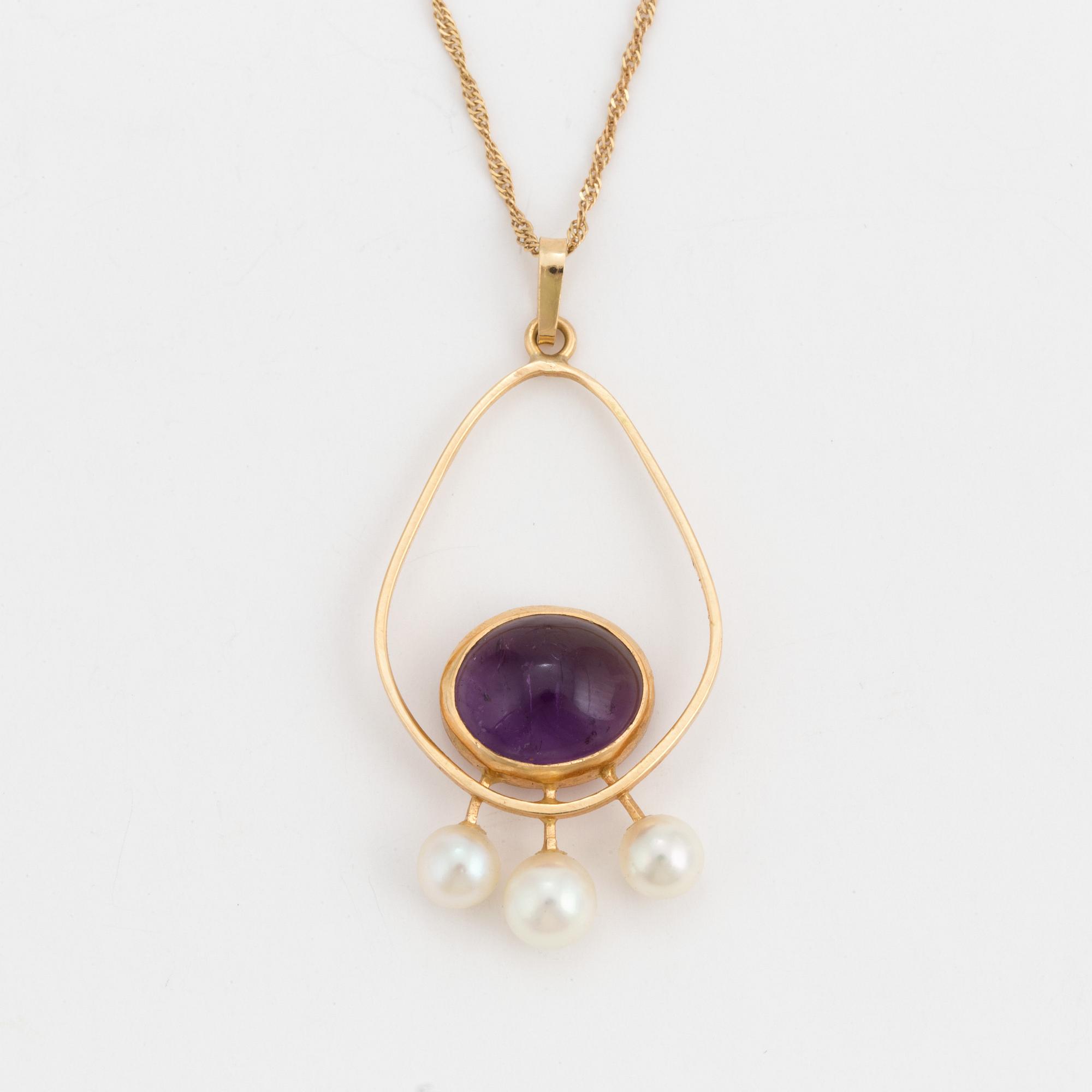 An 18K gold chain and a pendant set with a cabochon-cut amethyst and three cultured pearls.