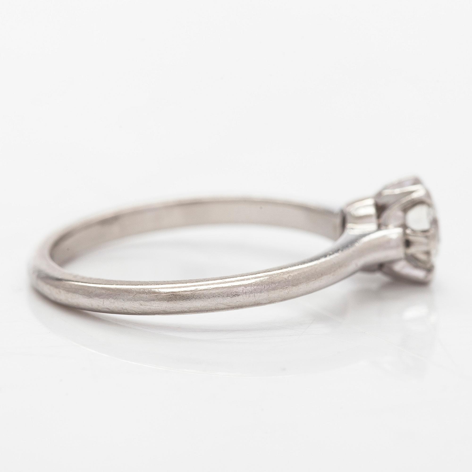 Ring, solitär, platina och en briljantslipad diamant.