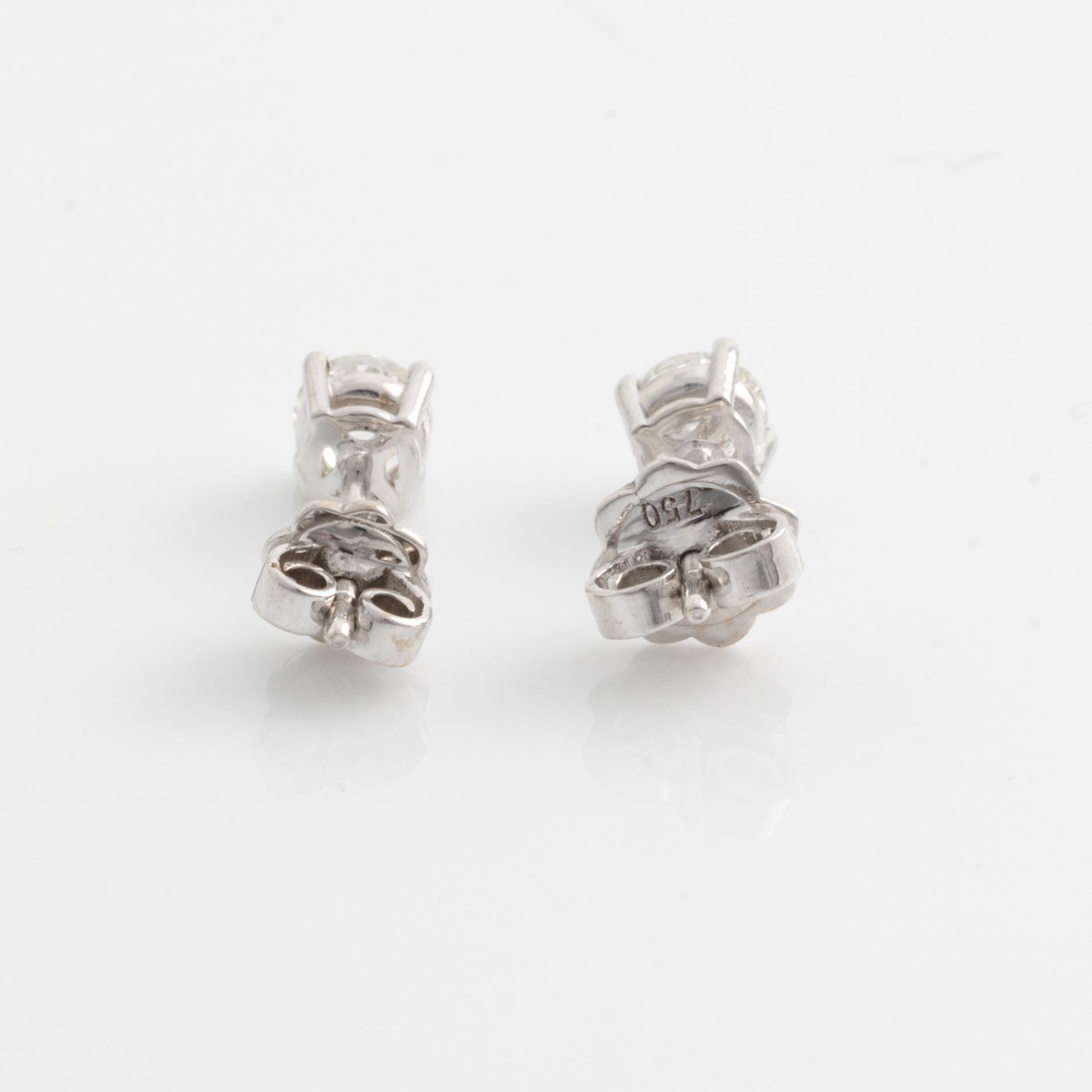 Örhängen med briljantslipade diamanter, medföljande GIA dossier.