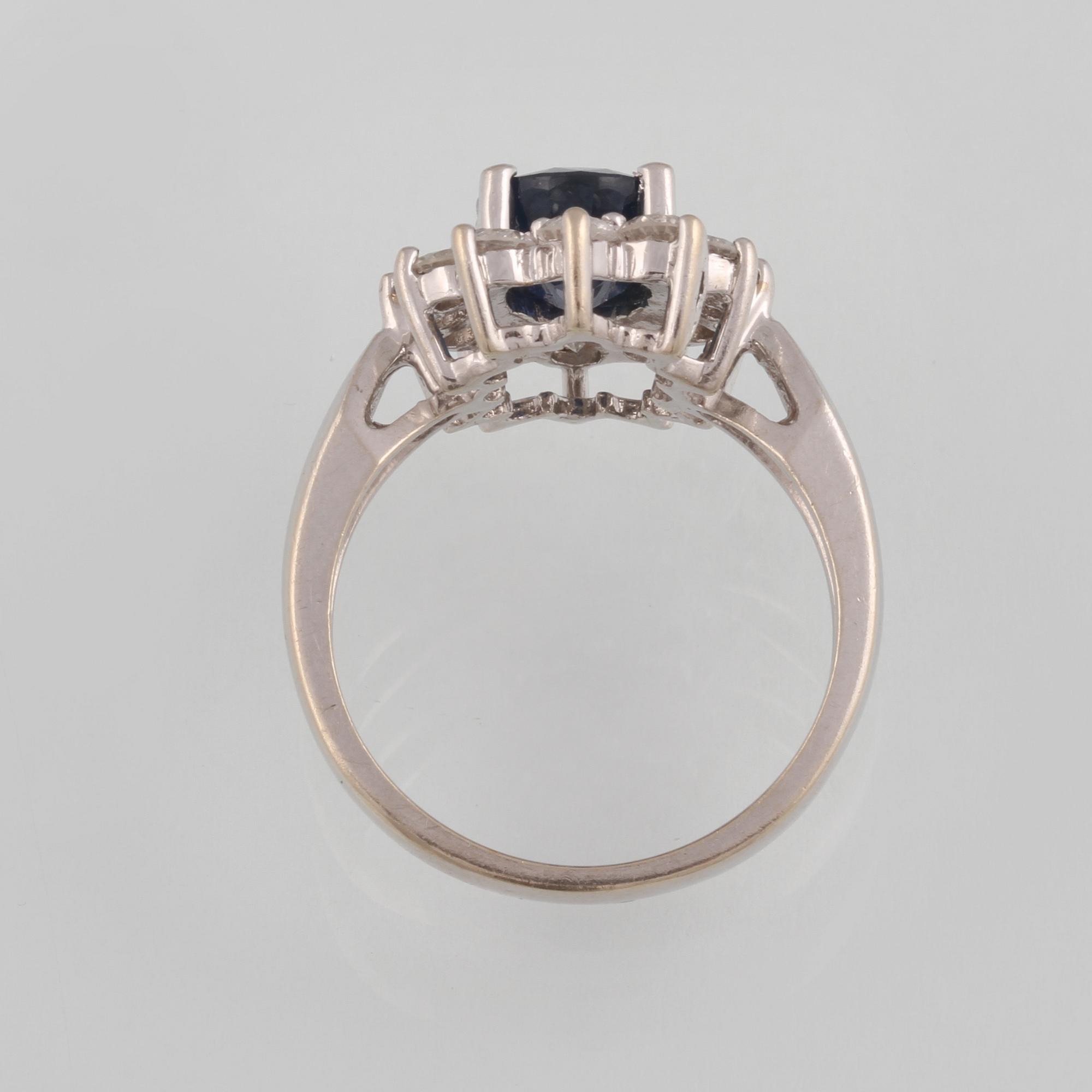 RING, 14K vitguld med fasettslipad blå safir samt briljantslipade diamanter  ca 0.60 ct. Vikt 5,1 gram.