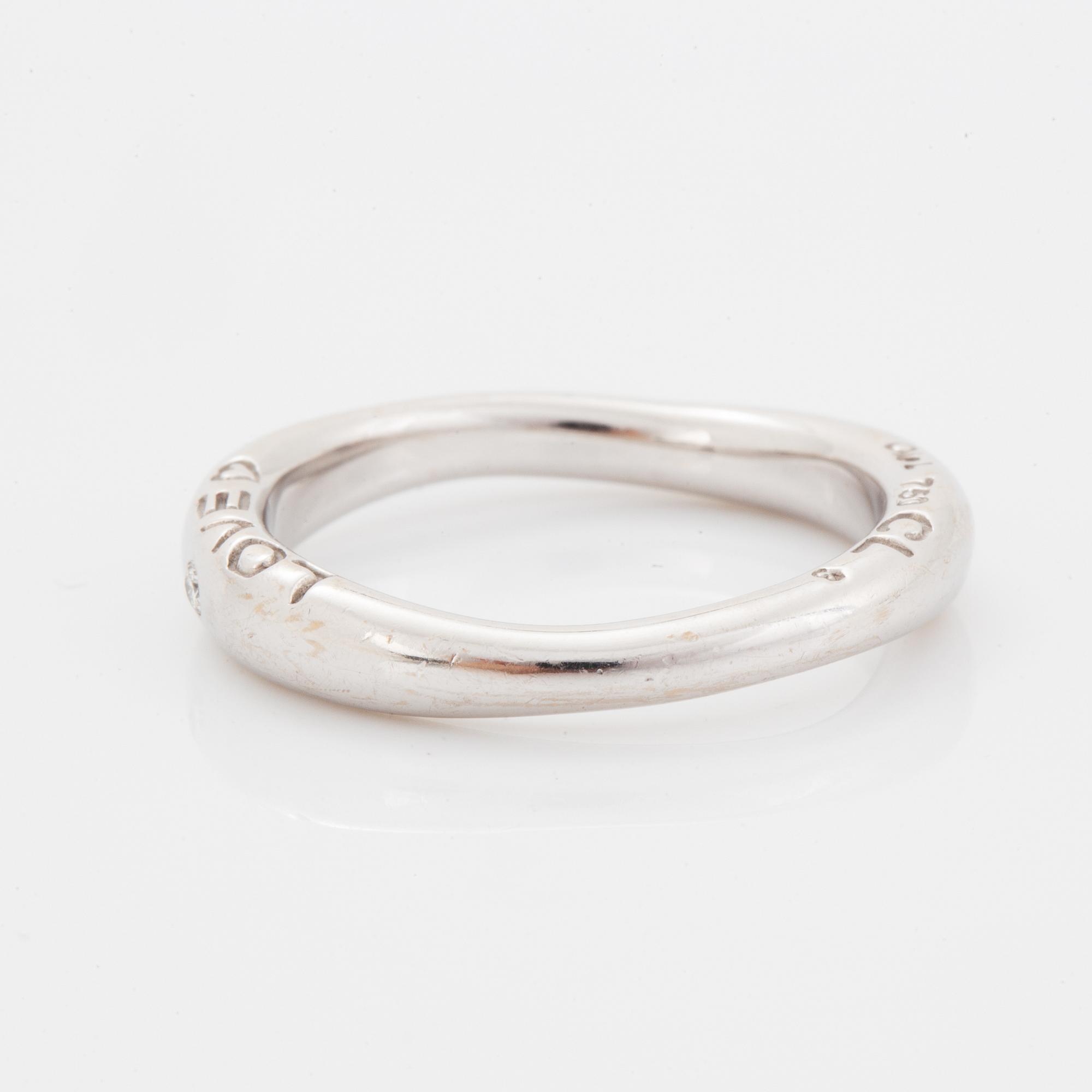 Ole Lynggaard, Charlotte Lynggaard, Love ring nr 3 vitguld med briljantslipad diamant ca 0.015 ct.