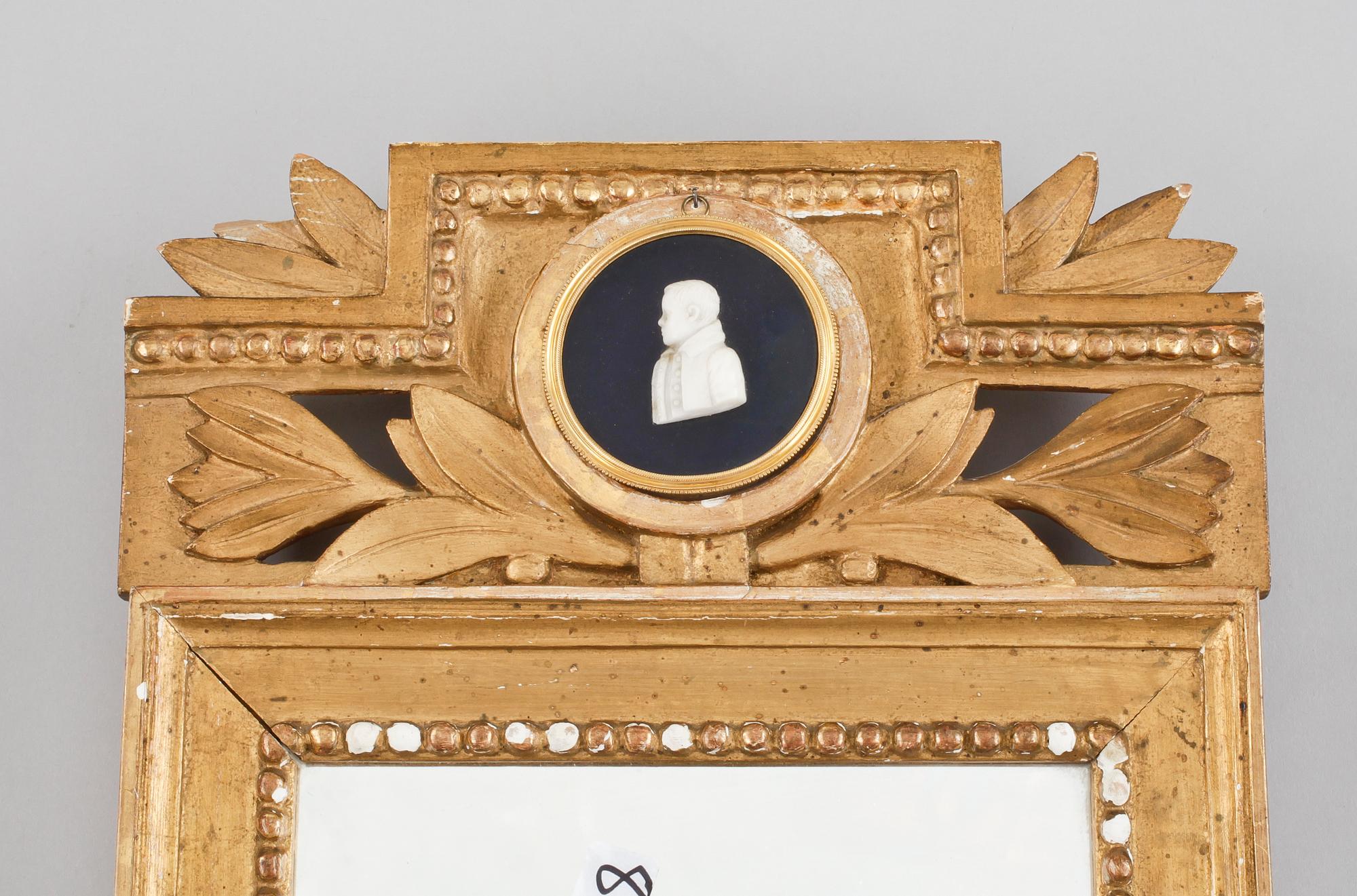 SPEGEL, gustaviansk stil, 1900-tal. Medaljong troligen 1800-tal.