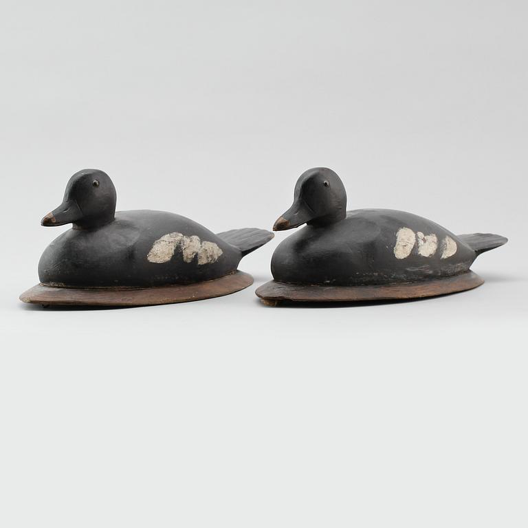 VETTAR, 2 st, målat trä, 1900-talets första hälft.