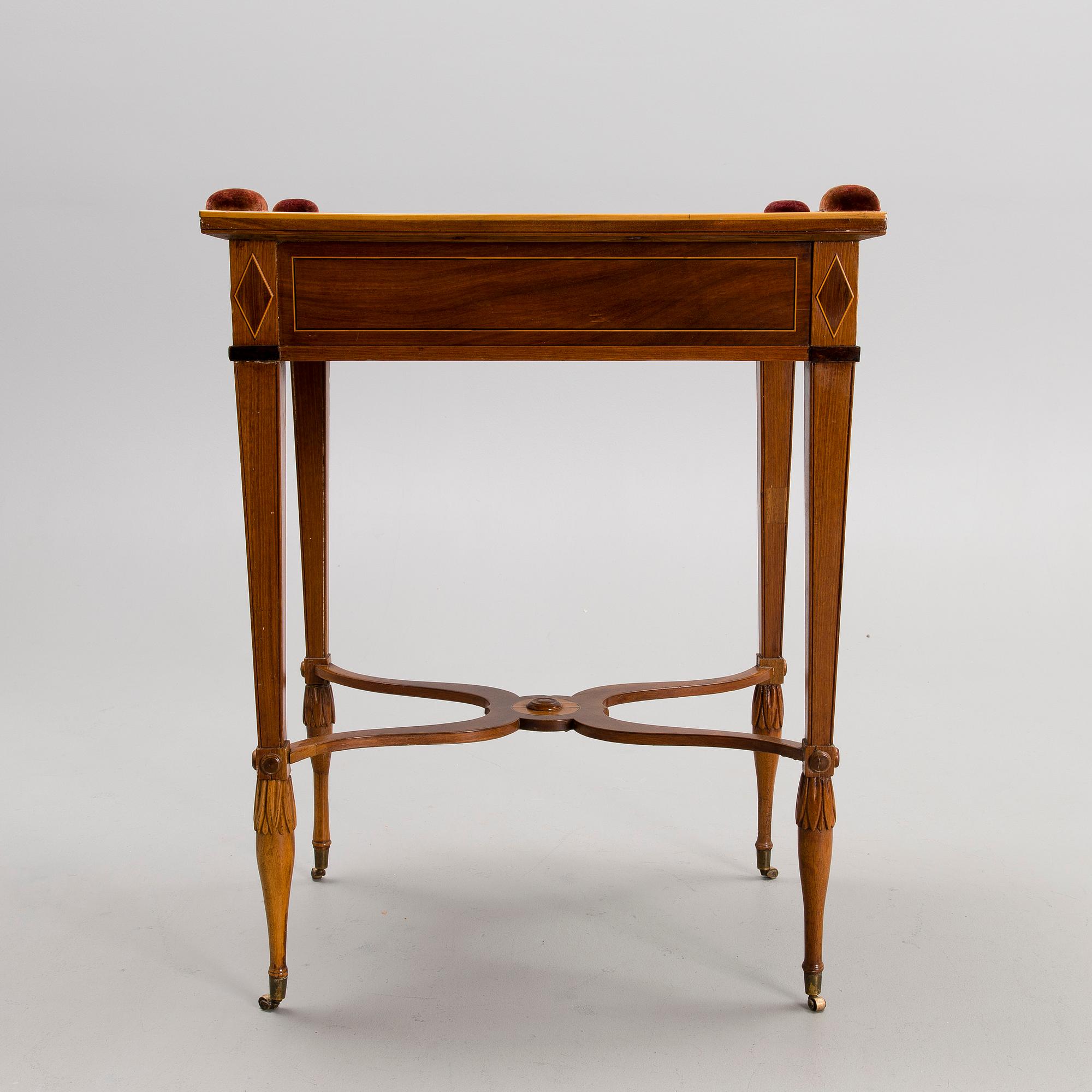 SENGUSTAVIANSKT BORD. Tillskrivet Lars Qvarnberg (mästare i Stockholm 1801-1813).