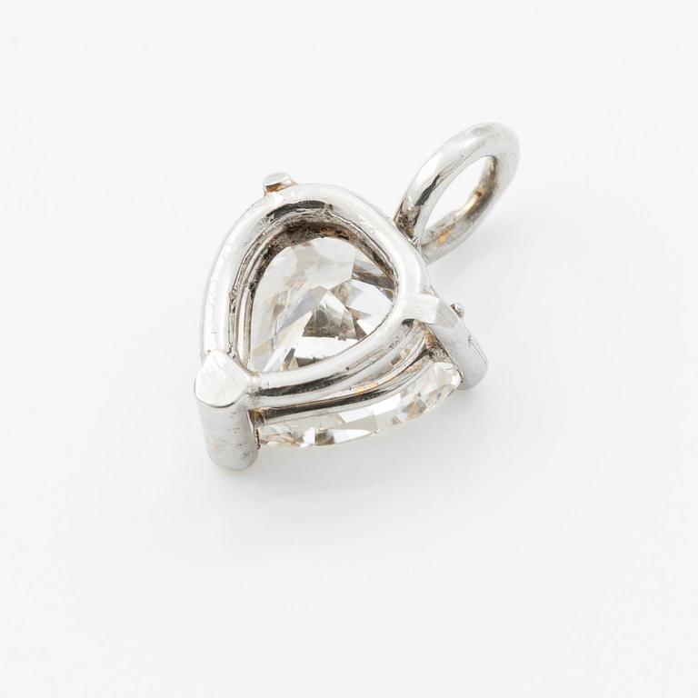Pendant in 18K white gold with heart-shaped diamond.