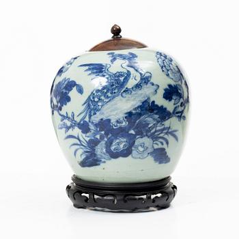 A porcelain pot with wooden cover and stand, China, 19th century.