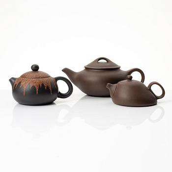 A group of three Chinese yixing teapots, 1980/90s.