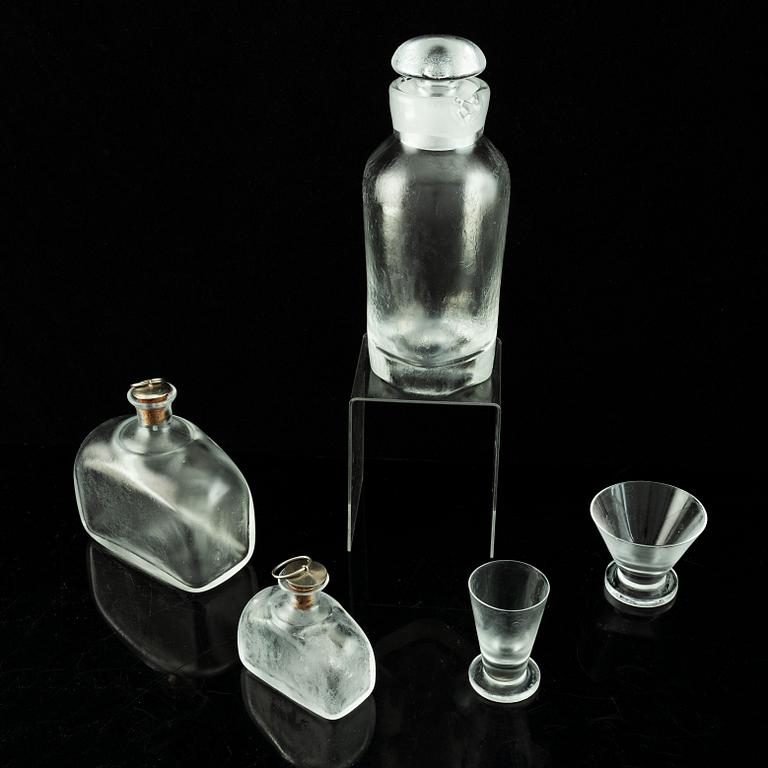 Vicke Lindstrand, a 19-piece 'Iced' glass service, Orrefors.