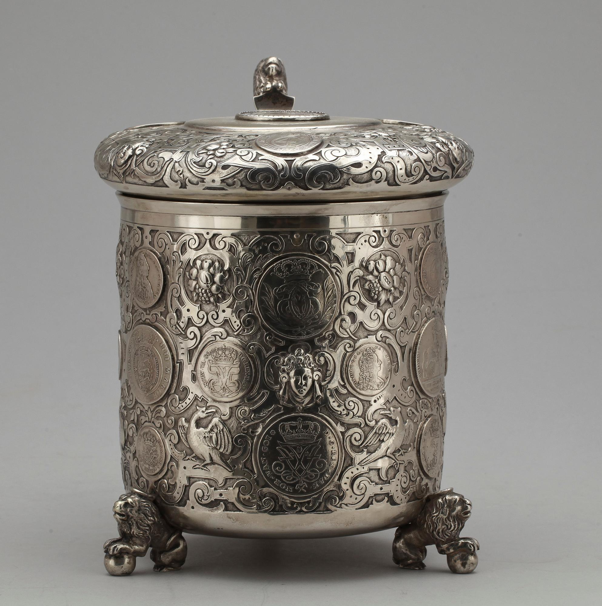 DRYCKESKANNA, silver, Danmark 1800-tal. Barock-stil. Fantasistämplar. Vikt ca 1933 gram.