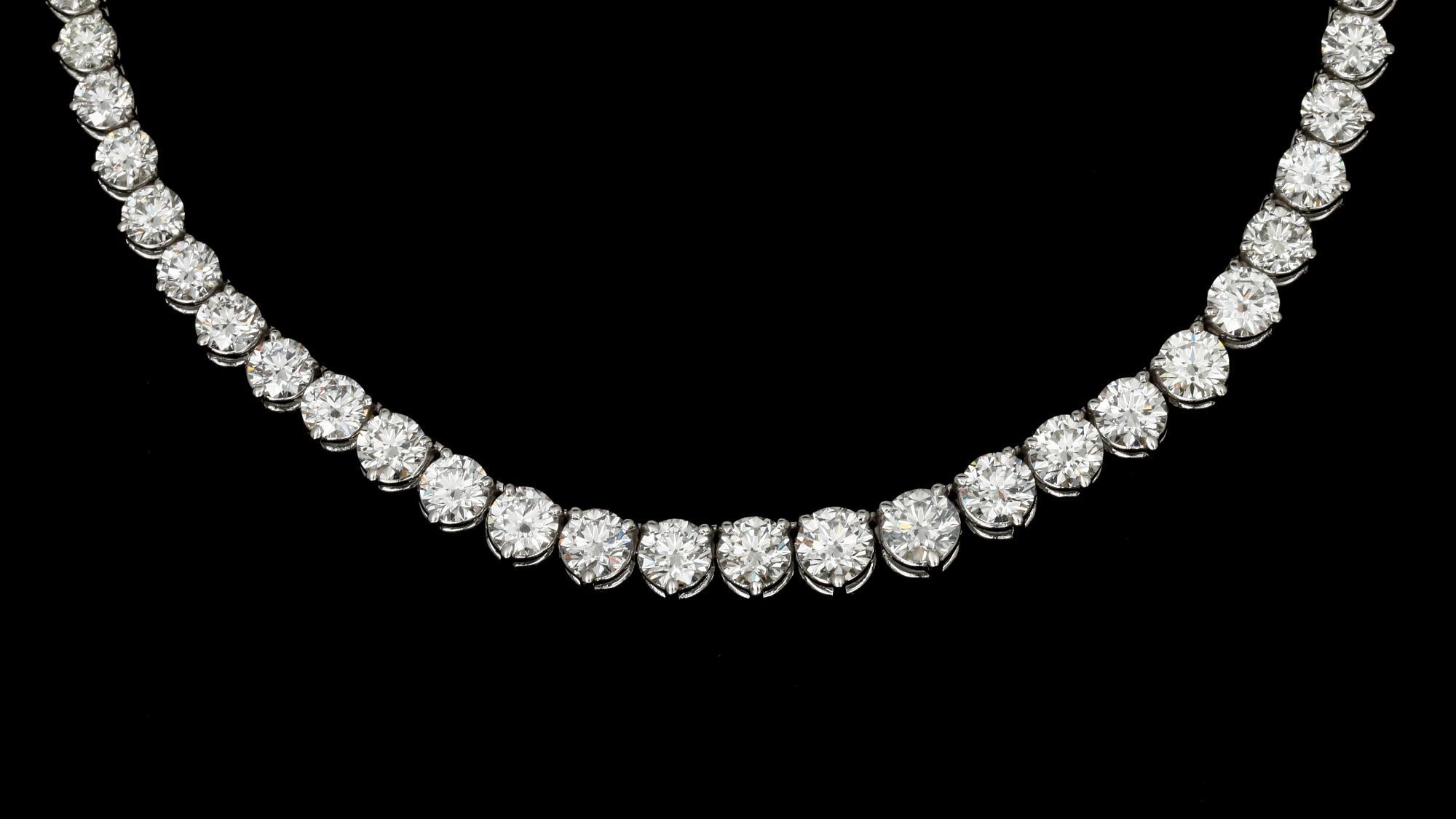 EXKLUSIVT COLLIER, doserade briljantslipade diamanter, tot. ca 22 ct.