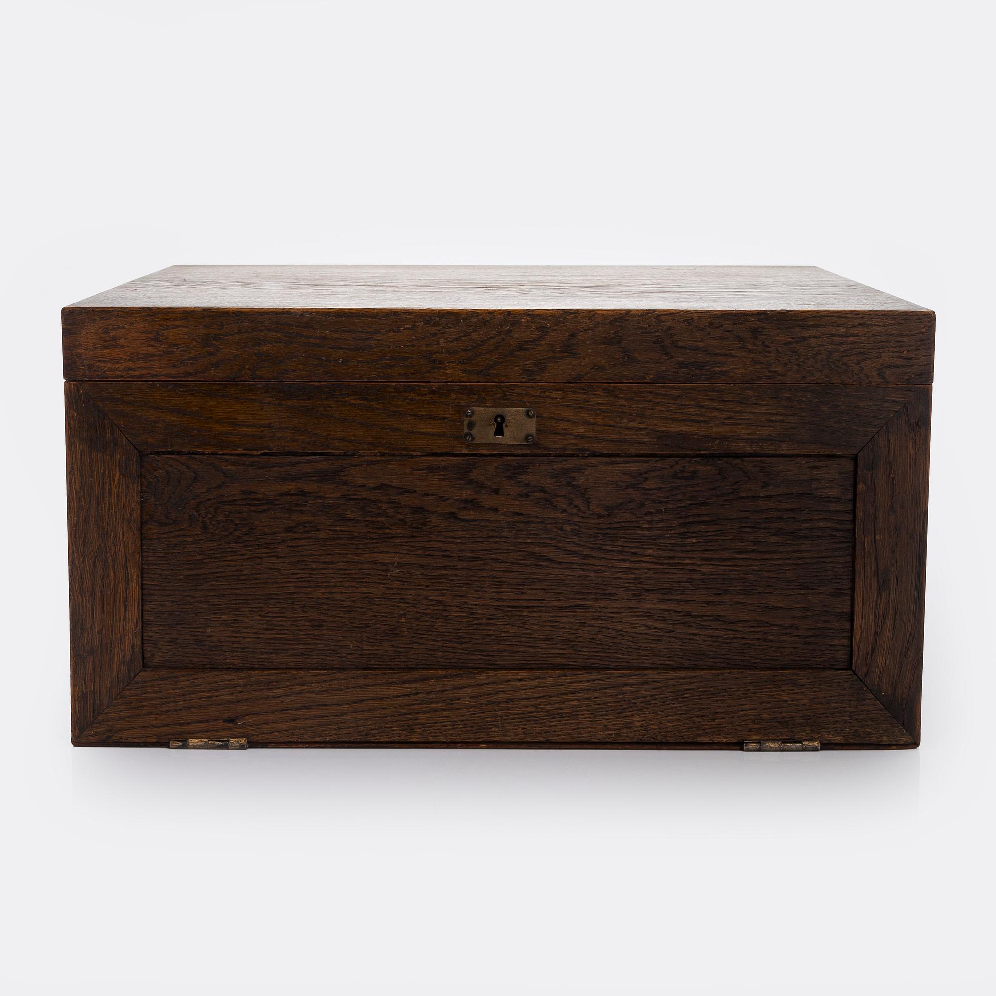 A canteen box of 253 pieces silver cutlery by Viktor Lindman, Helsinki 1916.