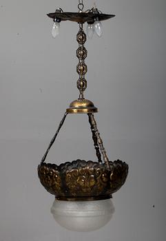 KATTOVALAISIN, messinkiä ja lasia, jugend, 1900-luvun alku. K noin 96.