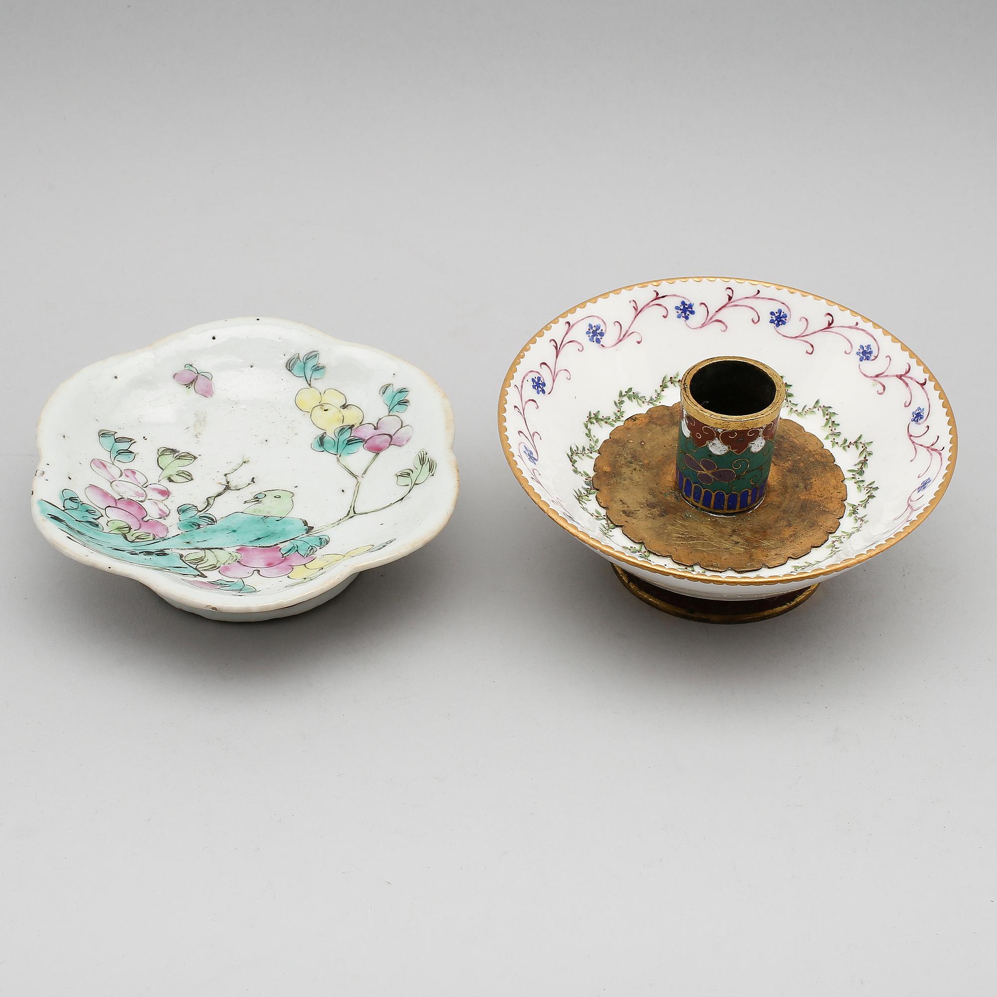 LJUSSTAKE SAMT FAT, porslin, bl a Kina, 1800-tal.