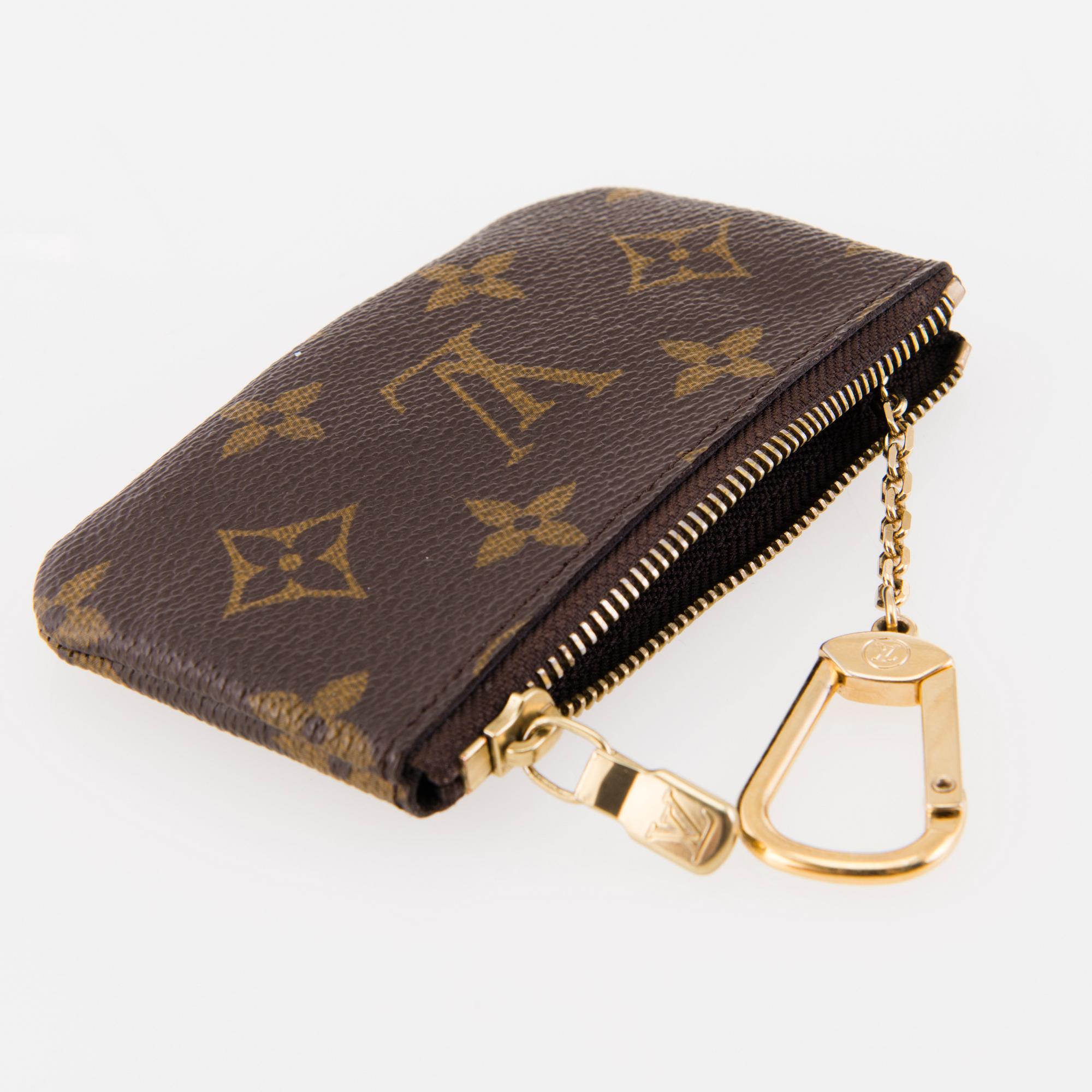 LOUIS VUITTON, NYCKELHÅLLARE, 2 st, "Pochette Clés", i monogram- resp. Damier Ebene-canvas.