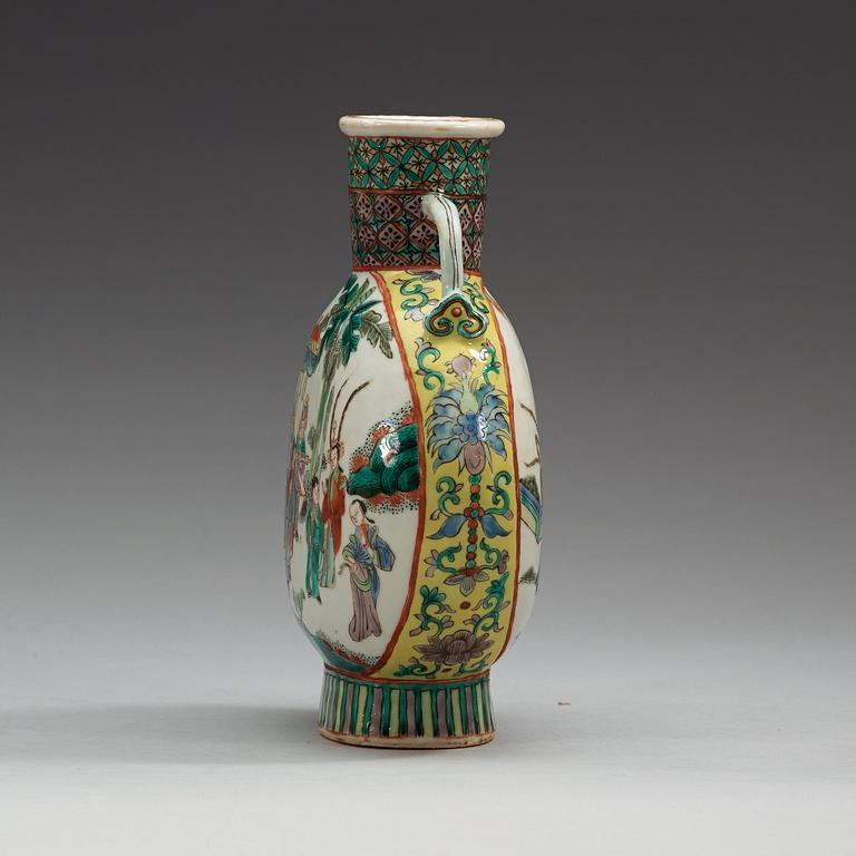 PILGRIMSFLASKA, porslin. Sen Qing dynastin (1644-1912), med Xuande fyra karaktärers märke i botten.