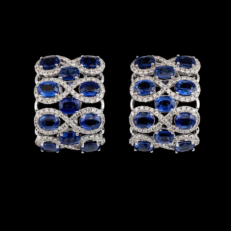 ÖRHÄNGEN, 1 par, 18K vitguld, briljantslipade diamanter tot ca 1.30 ct, kyaniter tot ca 0.83 ct. Vikt ca 12 g.