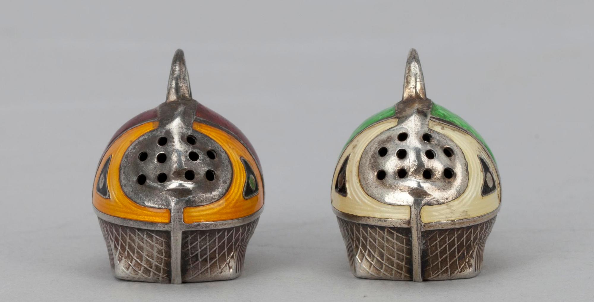 SALT OCH PEPPARSTRÖARE, silver och emalj, Norge, 1900-talets mitt. Total vikt 24 g.