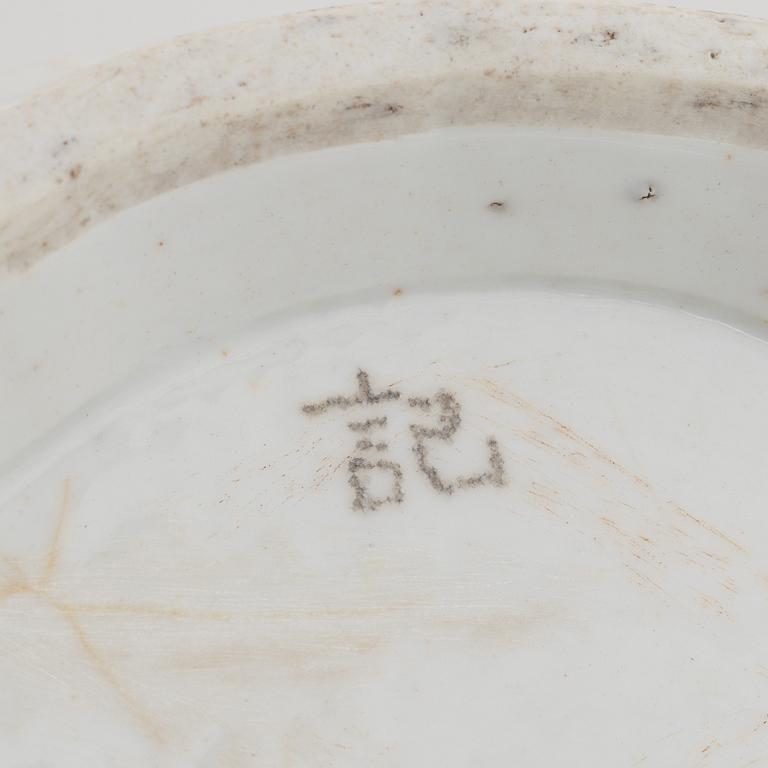 A group of seven Chinese dishes, late Qing dynasty/early 20th Century.