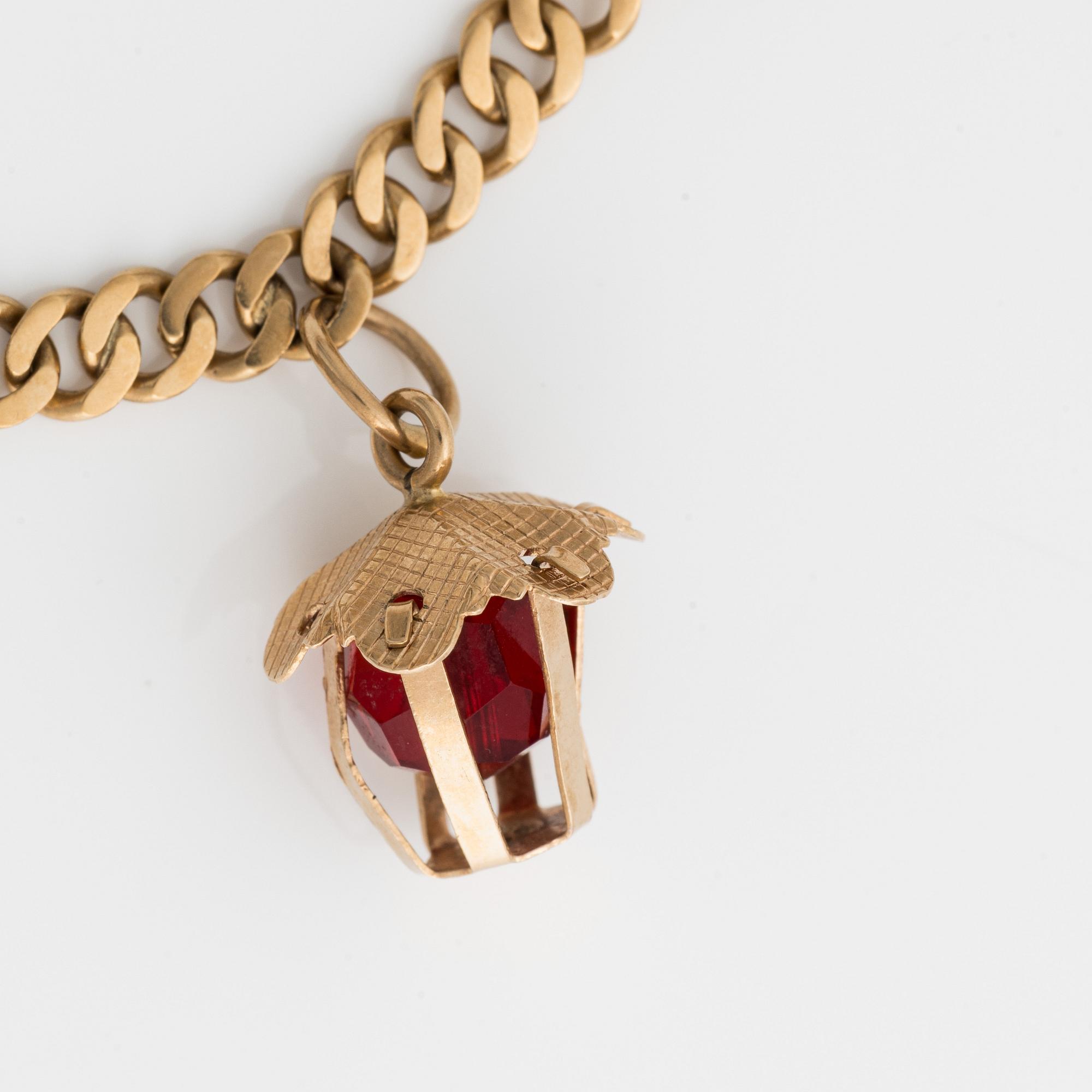 Armband 18k guld med berlocker.