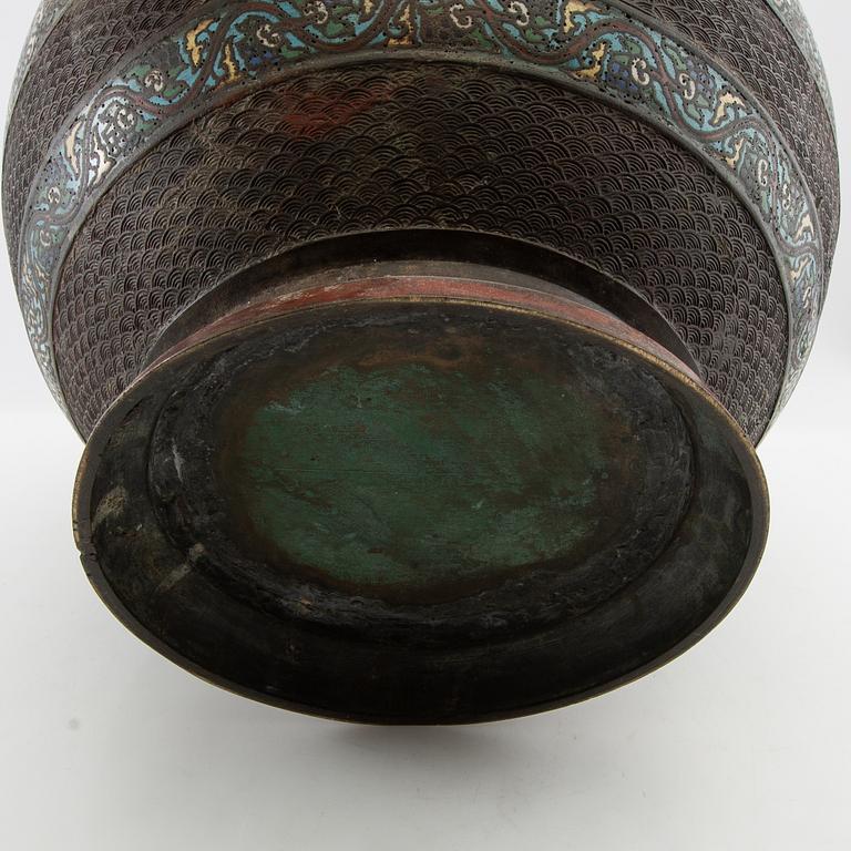 Vase/Outer casing China 20th century cloisonné.