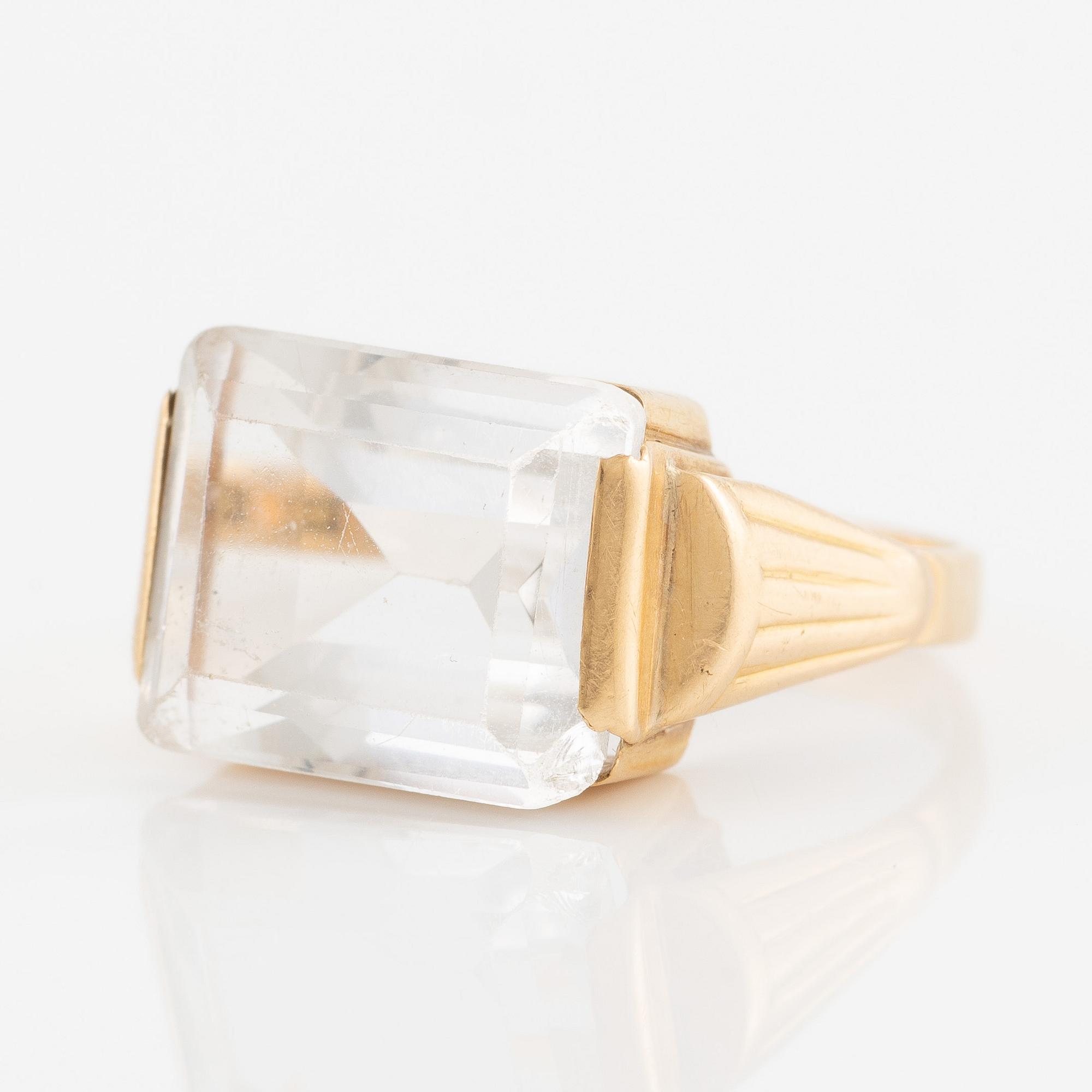 Ring 18K gold with rock crystal.